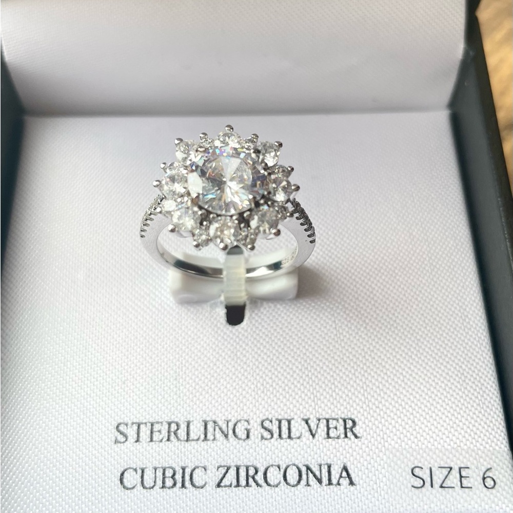 Gorgeous Sterling Silver CZ Flower Ring Size 6